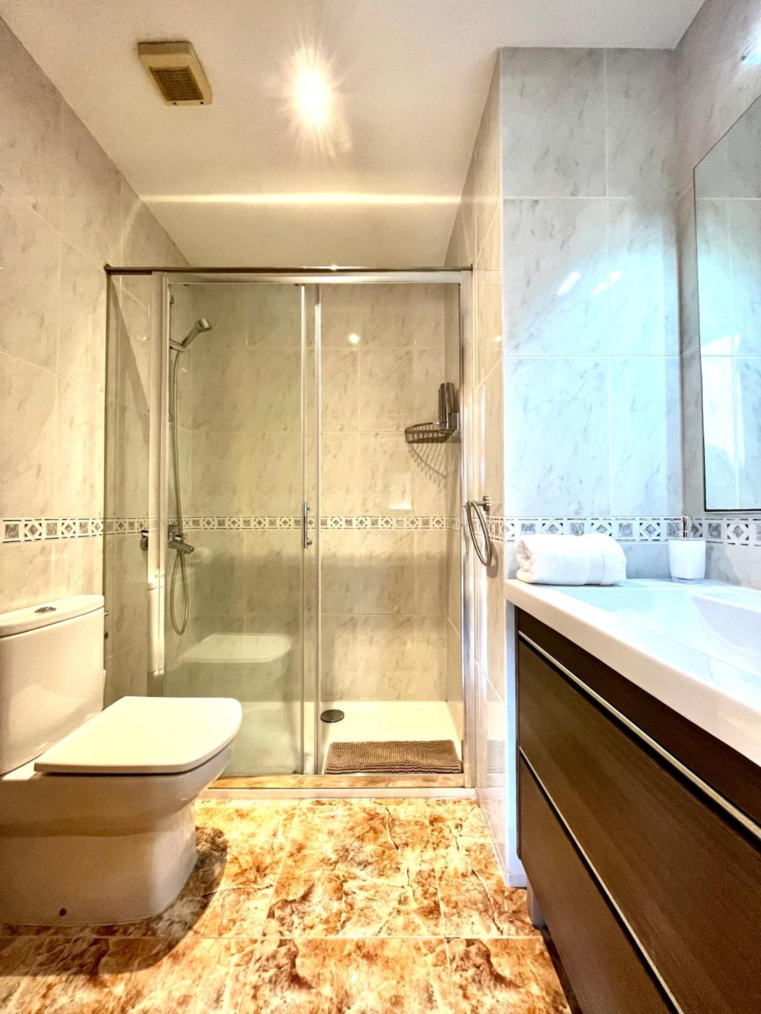 Amplio Apartamento, 5 Camas Sant Esteve Sesrovires Exterior photo