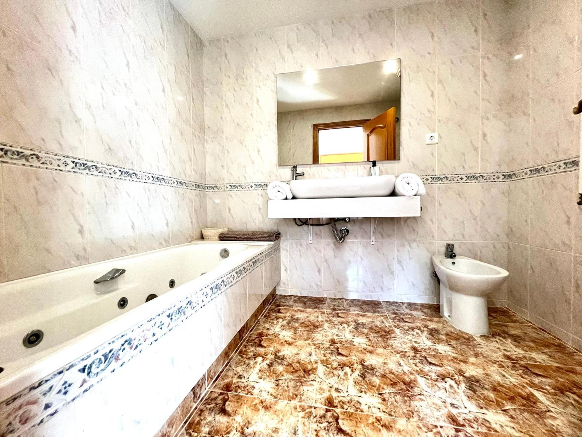 Amplio Apartamento, 5 Camas Sant Esteve Sesrovires Exterior photo