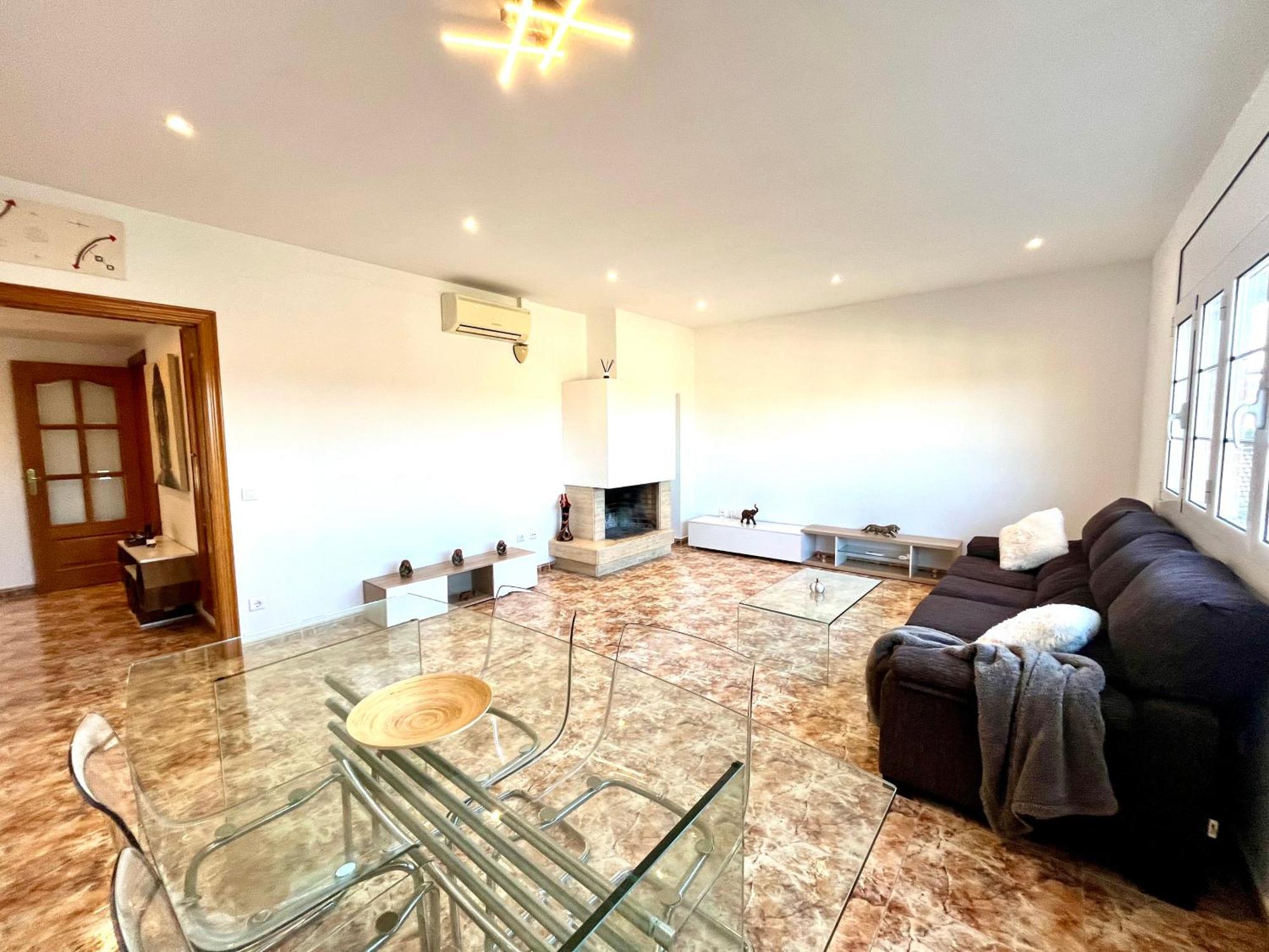 Amplio Apartamento, 5 Camas Sant Esteve Sesrovires Exterior photo